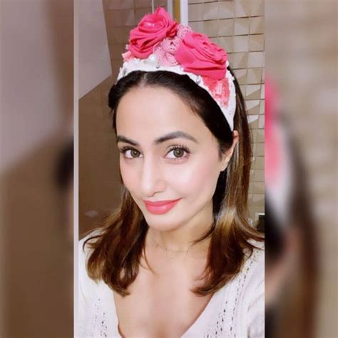 Hina Khan Looks Like A Pretty Doll In These Selfies