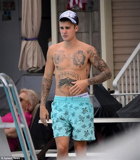 Justin Bieber Frolics With A Mystery Girl In New York Justin Bieber Style Justin Bieber
