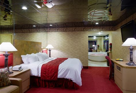 Superromantic motel rooms with jacuzzi ® suites & hot tubs. Romantic Resort in the Poconos w/ Jacuzzi | Cove Haven Resorts