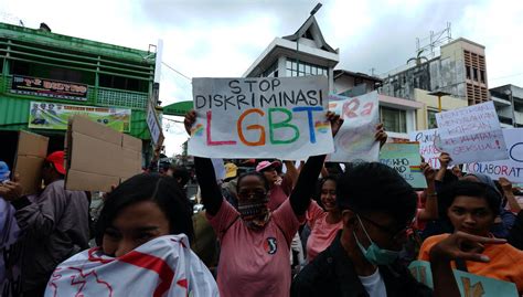 indonésie un couple gay puni d une peine de flagellation à aceh