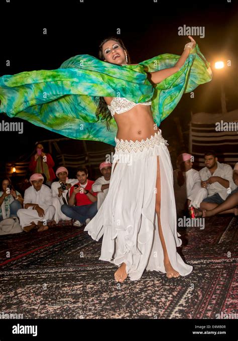 Belly Dancer Giros Para Los Huéspedes A Los Beduinos Desert Safari Camp