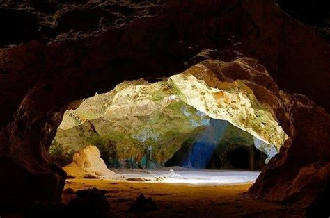 Guadirikiri Cave Staat Vooral Bekend Om De Gaten In Het Dak Waardoor De