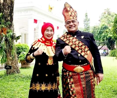 benny rhamdani bersama istri pakai baju adat bolaang mongondow  istana negara