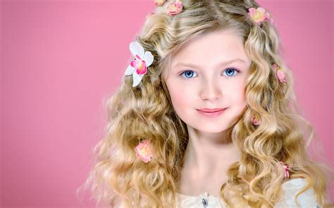 Wallpaper Cute Blonde Girl Curly Hair Blue Eyes Smile