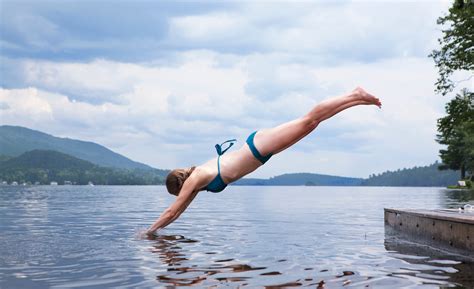 Bildet hav vann kvinne innsjø ferie hopping dykking bein stupe sport menneskelig