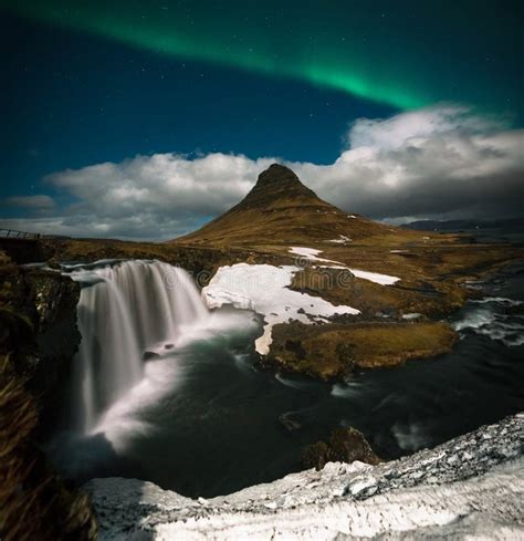 El Aurora Borealis De La Aurora Boreal Aparece Sobre El Soporte Kirkjufell En Islandia Imagen De