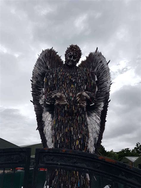 Knives out is a modern take on the murder mystery genre that looks at a dysfunctional family to comment on contemporary america. Alfie Bradley Created a Sculpture Made From 100,000 Knives Who Were Actually Used In Stabbing ...