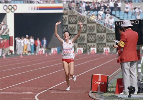 Jogos olímpicos de verão de 1984 (em inglês: 23/9/88 - Rosa Mota vence maratona nos Jogos Olímpicos de ...