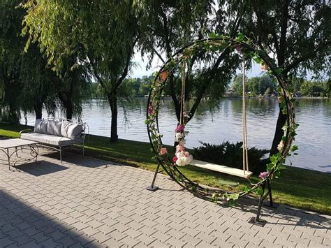 Cafeterias and restaurants are very nearby if you like to eat and drink. Eventist - Mogosoaia Lake View - Salon
