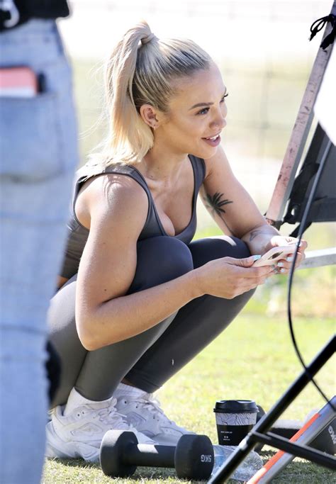 Tammy Hembrow Shooting Content For Her Fitness App 06042020