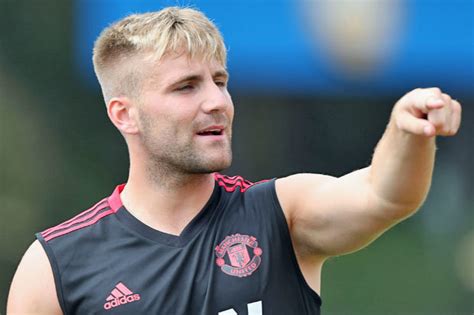 Luke shaw is an english footballer who plays for manchester united. Man Utd news: Luke Shaw issues update on future amid Everton talk | Daily Star