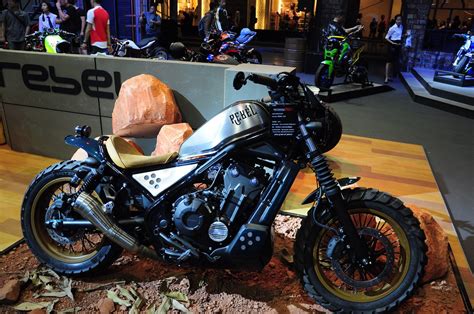 • good ground clearances allow surprisingly sporty lean. bikeandmotor on Twitter: "HONDA REBEL 500 CUSTOM #REBEL500 ...