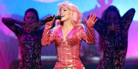 WATCH Shania Twain Debuts New Pink Hair Delivers Show Stopping