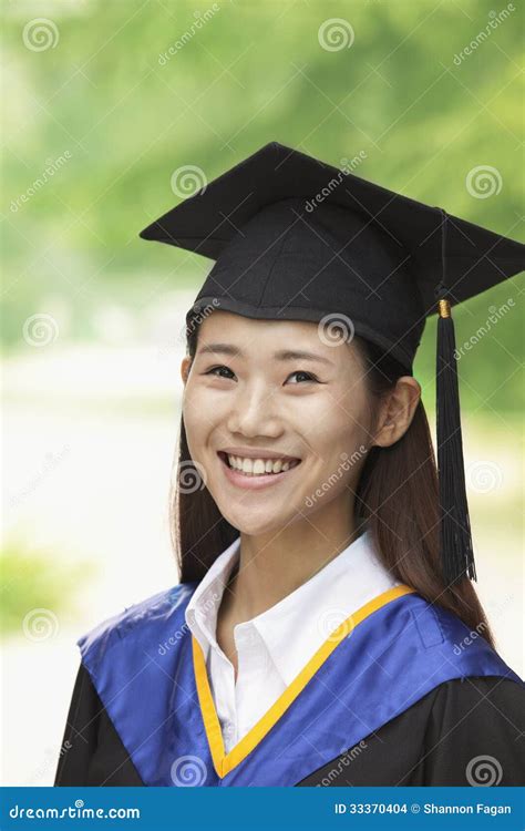 jonge vrouw die van universiteit close up verticaal portret een diploma behalen stock foto