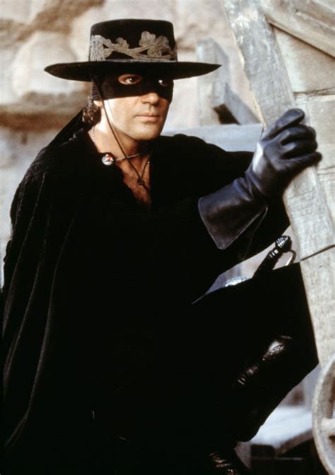 Spanish actor antonio banderas is best known for playing zorro in the eponymous film series and puss in boots in the 'shrek' film series. Le Masque de Zorro : zorro-antonio-banderas-jpg | zoom ...