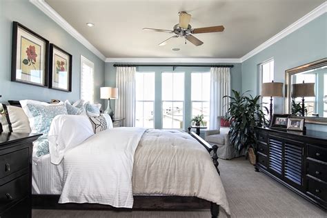 These relaxing bedroom paint colors are perfect for your master retreat! Master bedroom, light blue, white and black = relaxing. # ...