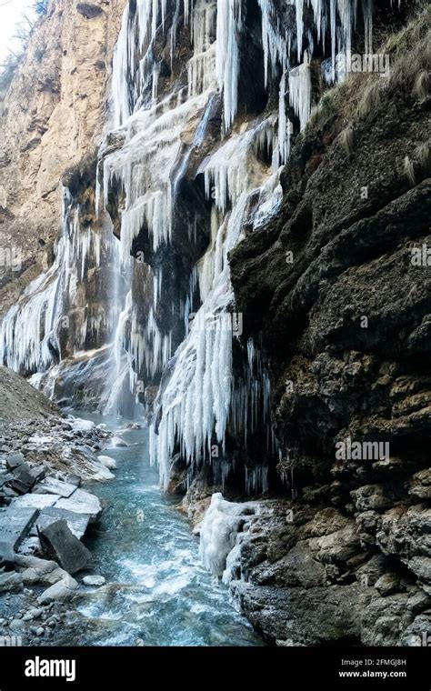 Cascada Y Río En Invierno Los Chorros De Agua Se Congelan Y Se Forman Icículas Formas De Hielo