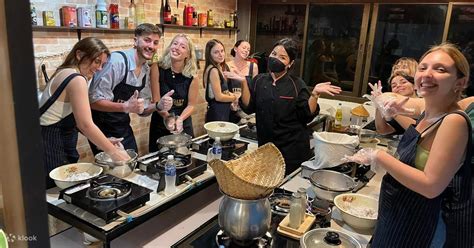 experiencia en la escuela de cocina tailandesa tingly en bangkok klook estados unidos