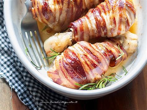 Accendete a 180° e lasciate così all'interno per almeno 30′. Fusi di pollo con pancetta (Cosce di pollo avvolte nel ...
