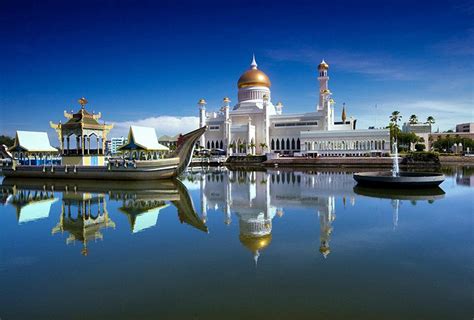 Nhà thờ Hồi giáo nổi tiếng nhất Brunei được đặt theo tên 1 vị vua cấm