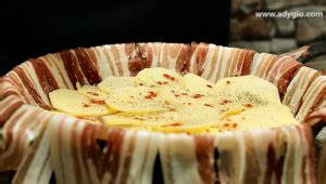 Cartofi La Cuptor Inveliti In Bacon Cu Sunca Si Cascaval