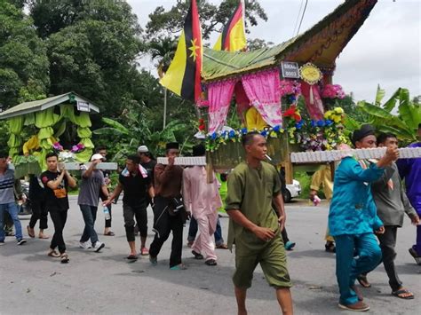 Berikutan kakak sulung yang menetap di new york, amerika syarikat (as) tidak dapat meluangkan masa yang lama di sini, kami buat keputusan untuk menganjurkan majlis. Uniknya Sambutan Majlis Khatam Al-Quran SK Abang Leman ...