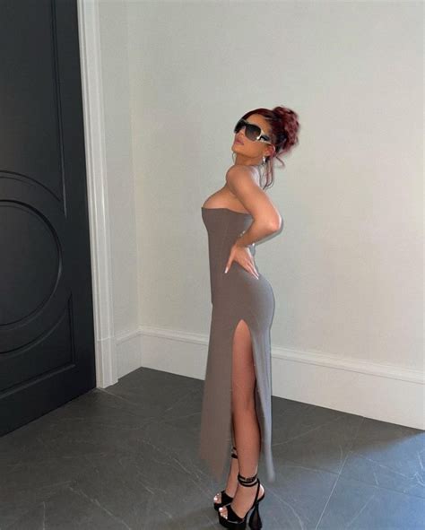 Kylie Jenner In A Dress With A Deep Cleavage Showed Her Tits 2 Photos