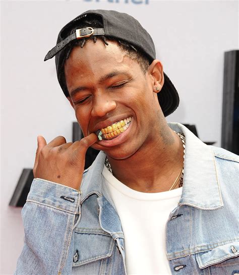 Travis Scott Fights Fan After Chain Snatching Attempt The Urban Daily