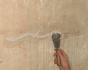 Une cloque sur la bande indique qu'il y avait une bulle d'air lors de l'application de la bande. Réparations à la maison: Peinture qui se decolle sur platre