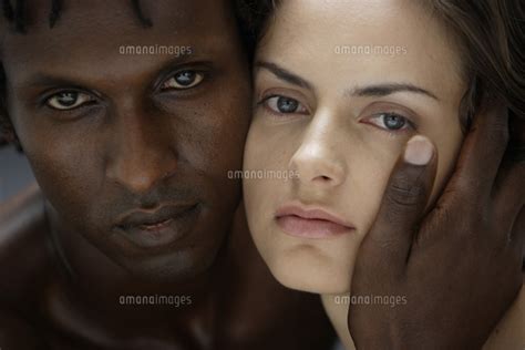 20代白人女性と黒人男性のビューティーイメージ 30018001405 ｜ 写真素材・ストックフォト・画像・イラスト素材｜アマナイメージズ