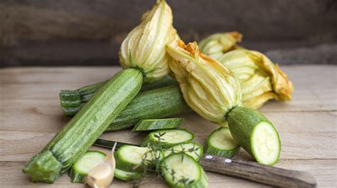 Le migliori ricette selezionate per cucinare sotto vetro, facili da gustare in qualsiasi situazione. Ricetta Zucchine sott'olio - Giornale del cibo