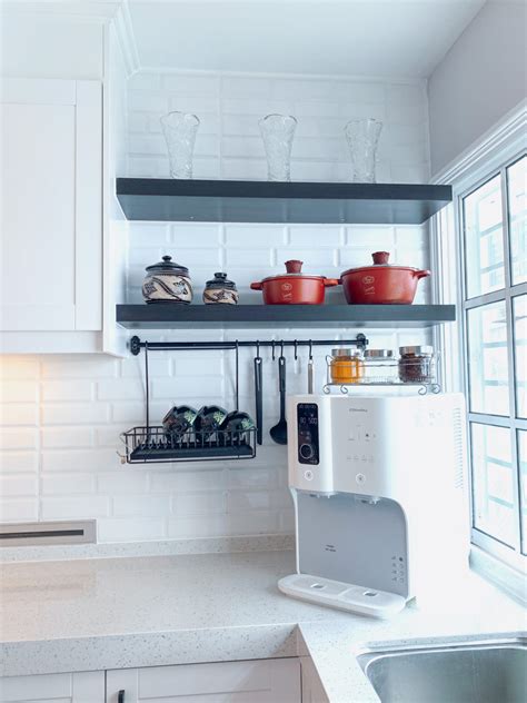 renovasi dekorasi ruang dapur berkonsepkan putih inspirasi