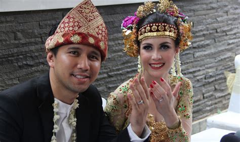 Cara melamar di sapu jalanan semarang : Tata Cara Melamar Gadis Palembang, Cowok Perlu Tahu Nih!