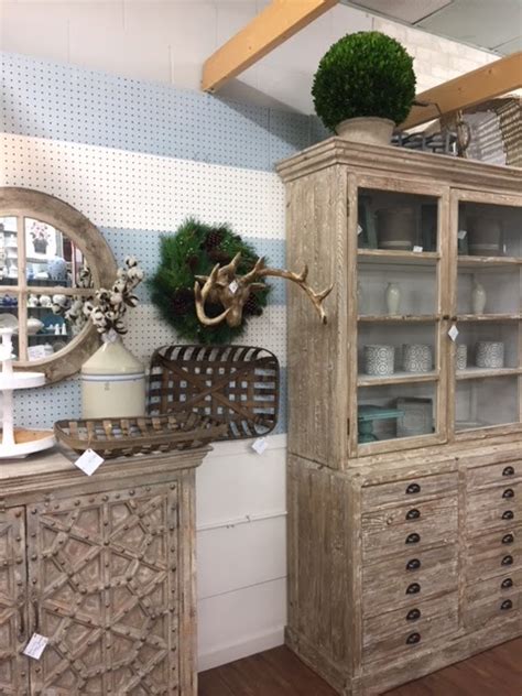 Most people want to become an antique dealer because of their love for antiques. Savvy Southern Style : Christmas Decor at the Antique Mall