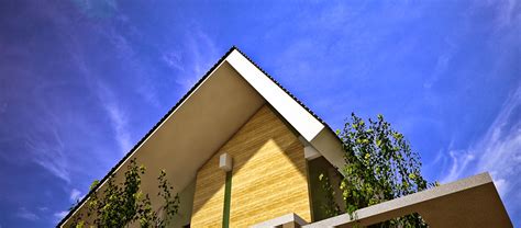Pada rumah ini, desain atap miring yang digunakan merupakan kombinasi antara dua arah, yaitu arah depan dan arah samping. imajinasirumahStudio: RUMAH TROPIS ATAP PELANA