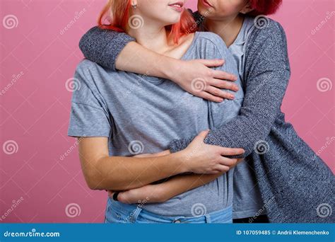 两个年轻女同性恋的女孩容忍 在桃红色背景 库存图片 图片 包括有 夫妇 女性 友谊 恋人 人们 107059485