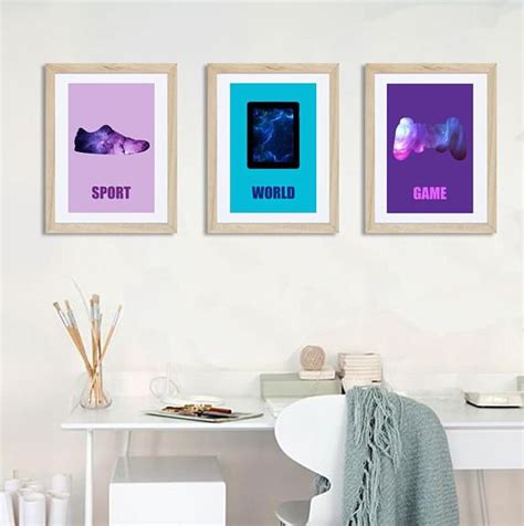 Toujours tr�s tendance, un poster g�ant, un pouf, des n�ons, des couleurs vives, noir, blanc gris, rouge pour les gar�ons ou fushia pour les filles et le tour est jou�. 3 posters in colors, teenager girl wall decor, room decor ...