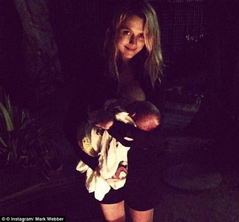 Gwen Stefani Shares Breastfeeding Snap On Instagram Daily Mail Online