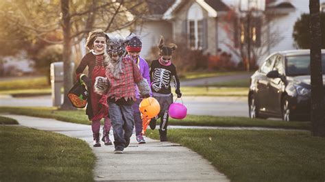 No Trick Or Treat Americans Get Creative To Celebrate Halloween Safely