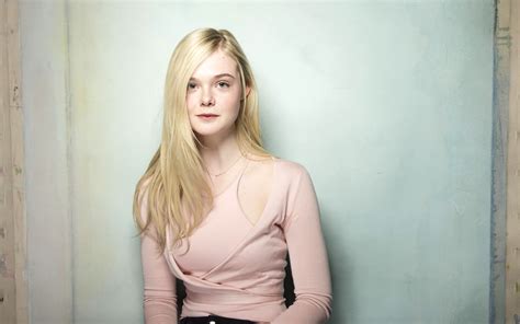 Elle Fanning Full Hd Wallpaper And Background Image 2880x1800 Id520759