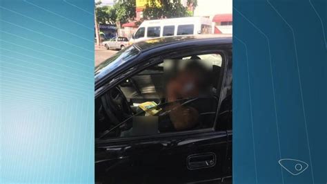 ESTV ª Edição Policial é flagrado se masturbando dentro de carro em frente à escola no ES
