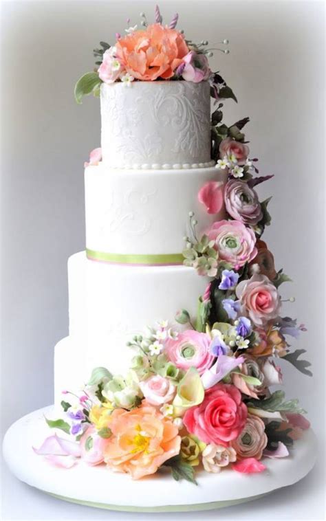 5 Stunning Wedding Cakes with Sugar Flowers That Look Real - Wedding