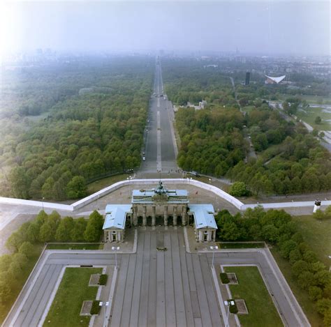 Berliner mauer verlauf bis 1989. Luftbildaufnahmen der Berliner Mauer am Brandenburger Tor ...