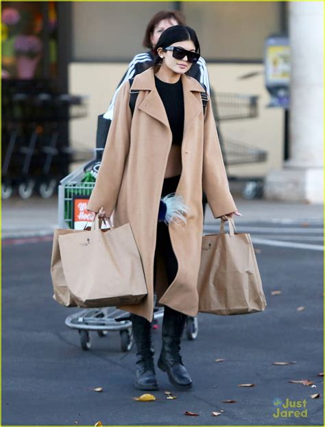 Full Sized Photo Of Kylie Jenner Bares Her Midriff For Some Grocery