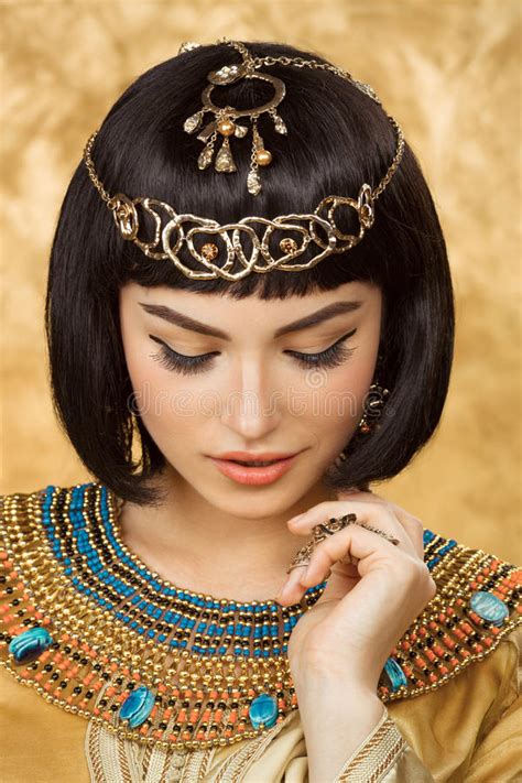 Красивая женщина любит египетский ферзь cleopatra с стороной serius на черной предпосылке