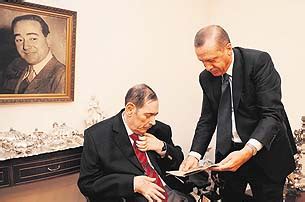 Yılında topkapı'daki anıt mezarda düzenlenen törenle anıldı. Başbakan ve kabinesi Menderes'in kabrinde - Politika Haberleri