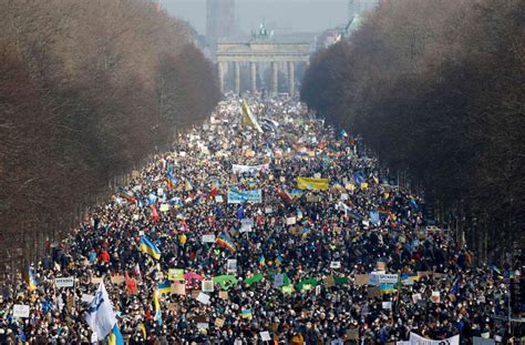 Krieg in der Ukraine: Mehr als Hunderttausend bei Demo in Berlin - Politik
