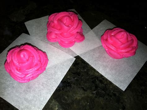 The Iced Queen Piping Roses With Star Cut Tip 64