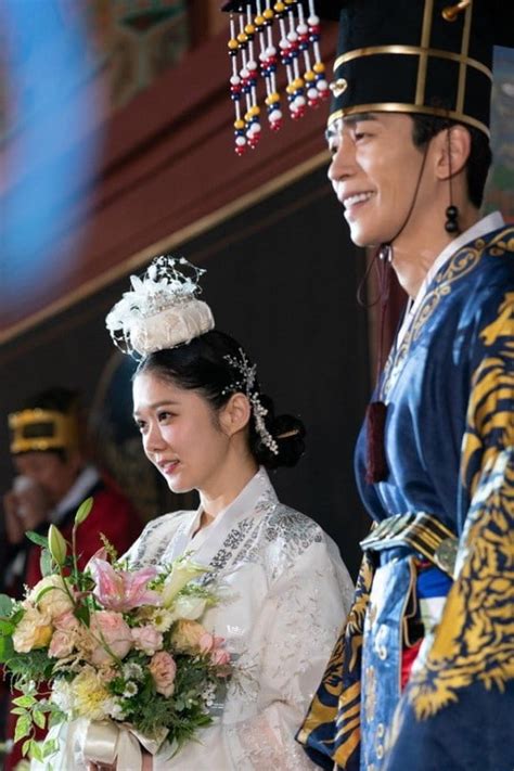 An empress's dignity (alternatively, and ominously, titled the last empress) scores major points for its unique universe, with the gorgeous but i'm a little more worried about the rest of the drama at this point. Shin Sung Rok And Jang Nara Get Married In The Wedding Of ...