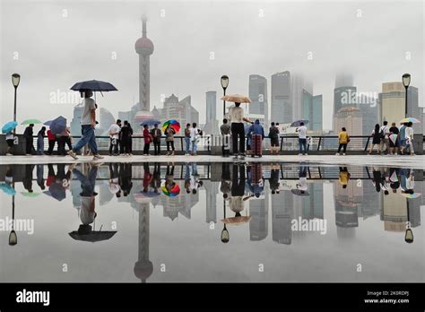 Shanghai China September 13 2022 Tourists Visit The Bund On A